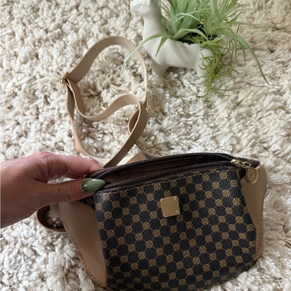 Handbags - Chic Designer Tan and Brown Crossbody Bag